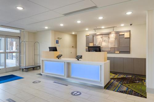 an office with a reception desk in a building at Holiday Inn Express & Suites - Abingdon by IHG in Abingdon