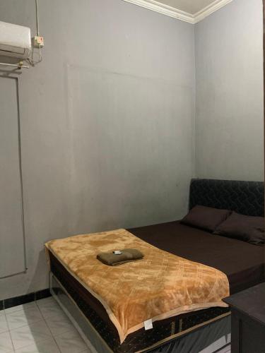 Postel nebo postele na pokoji v ubytování Cedhak Malioboro Homestay