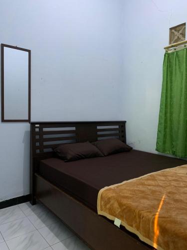 Postel nebo postele na pokoji v ubytování Cedhak Malioboro Homestay