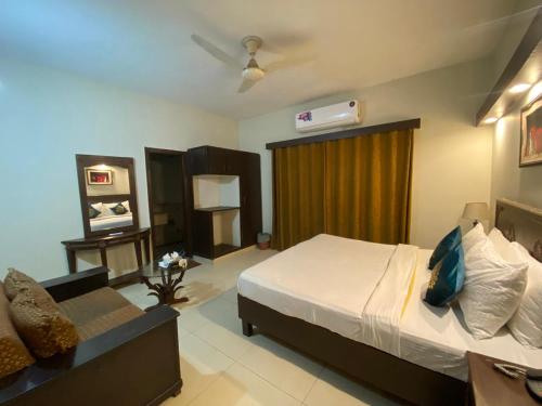 Un pat sau paturi într-o cameră la New Chancery Hotel 77-k