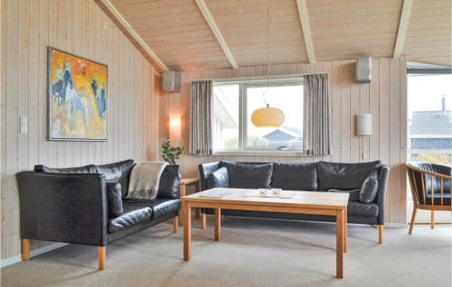 Χώρος καθιστικού στο Stunning Home In Hvide Sande With Sauna