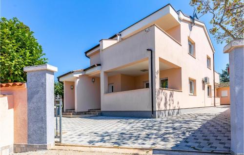 Two-Bedroom Apartment In Fazana