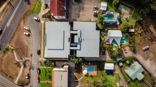 an overhead view of a yard with houses and cars at Beaches on Lammermoor Apartments in Yeppoon