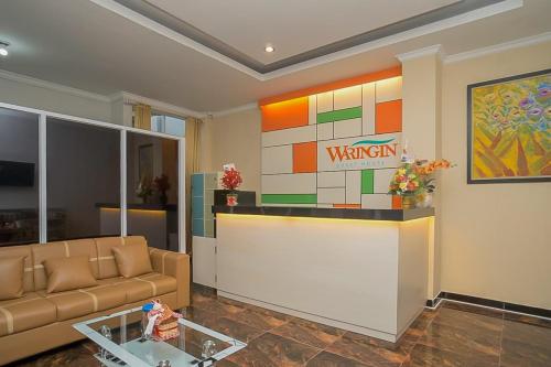 Χώρος καθιστικού στο Waringin Guest House Tegal Mitra RedDoorz