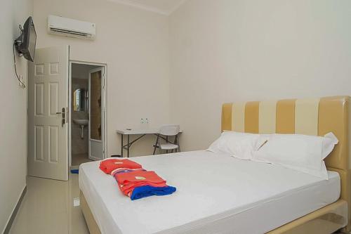 Ένα ή περισσότερα κρεβάτια σε δωμάτιο στο Waringin Guest House Tegal Mitra RedDoorz
