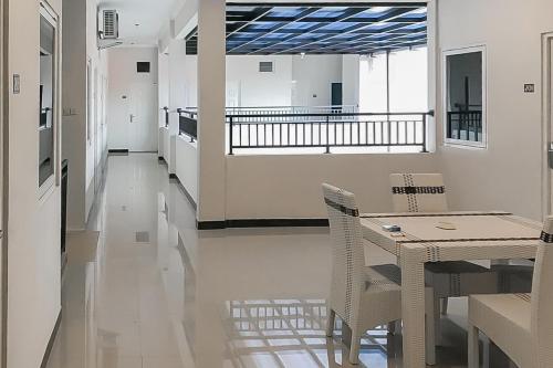 Μια τηλεόραση ή/και κέντρο ψυχαγωγίας στο Waringin Guest House Tegal Mitra RedDoorz