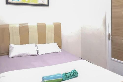 Ένα ή περισσότερα κρεβάτια σε δωμάτιο στο Waringin Guest House Tegal Mitra RedDoorz