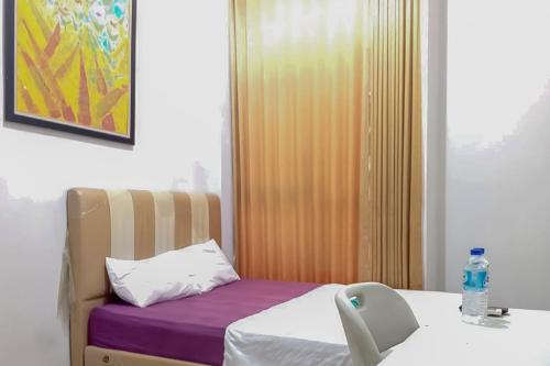 Ένα ή περισσότερα κρεβάτια σε δωμάτιο στο Waringin Guest House Tegal Mitra RedDoorz