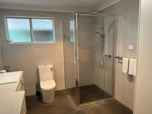 アラダラにあるUlladulla Motelのシャワー、トイレ、洗面台付きのバスルーム