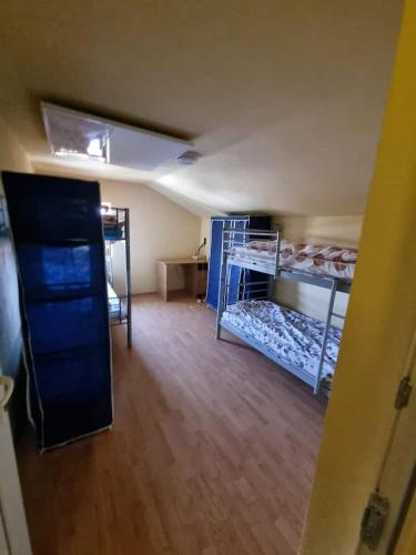 a room with two bunk beds in a room at Vila SCARLET Pielesti Dolj in Cîmpeni