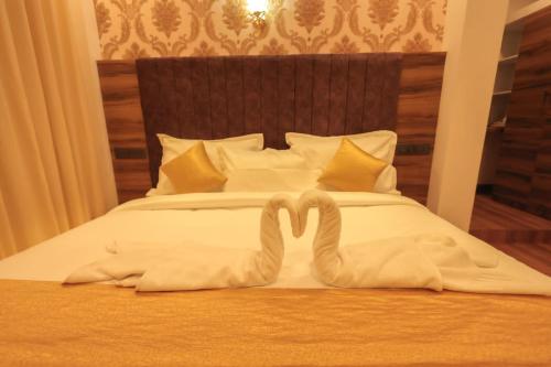 Postel nebo postele na pokoji v ubytování GALAXY INTERNATIONAL Inn