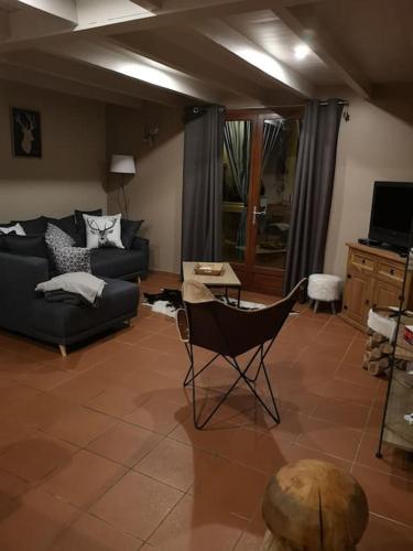 un salon avec un canapé et une table dans l'établissement Maison de montagne FONT ROMEU, à Font-Romeu-Odeillo-Via