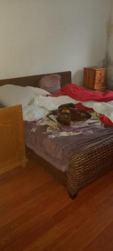 - un lit non aménagé dans une chambre dotée de parquet dans l'établissement Privat Zimmer in eine whg rue des abeilles, à Mulhouse