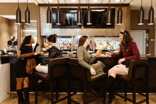 a group of women sitting at a bar at Boston Marriott Peabody in Peabody