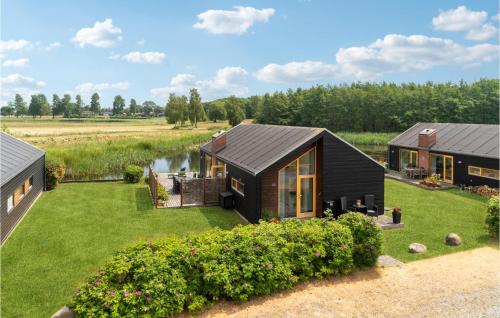 StubbekøbingにあるAmazing Home In Stubbekøbingの庭のある家の空中写真
