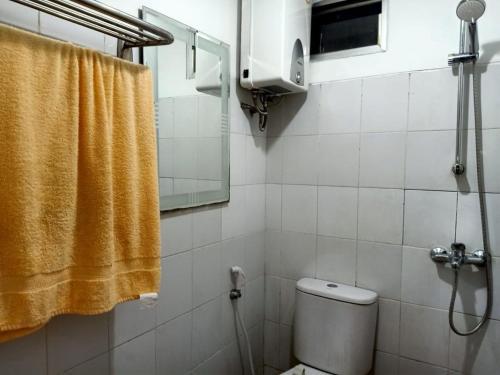 Ένα μπάνιο στο Apartement The Suites Metro by Pinkish