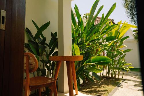 a room with a chair and some plants at Nomada Villas in Kuta Lombok