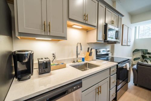 una cocina con fregadero y encimera en Bright and Modern Studio in Louisville # 106, en Louisville
