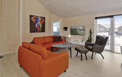 TV a/nebo společenská místnost v ubytování 8 Bedroom Lovely Home In Blåvand