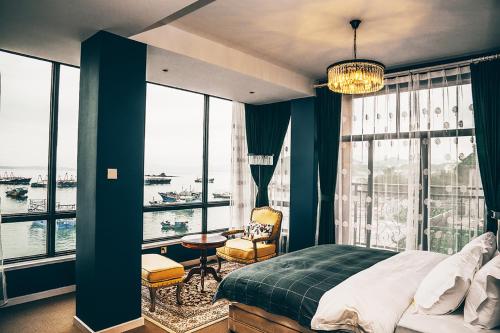 a bedroom with a bed and a view of the water at 深圳看见海海景精品民宿 in Shenzhen