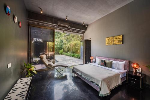 En eller flere senge i et værelse på SaffronStays Glasshouse 91 - 4BR luxury villa with pool, art installations, lawns & outdoor dining