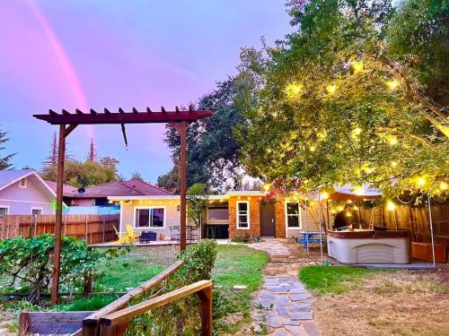 En have udenfor 2 Private Bedroom Suites with Hot Tub