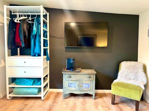 Et tv og/eller underholdning på 2 Private Bedroom Suites with Hot Tub