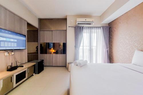 Postel nebo postele na pokoji v ubytování Homey and Comfort Stay Studio Atria Residences Gading Serpong Apartment By Travelio