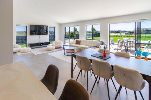 Elegant 4BR Retreat with Garage, Family friendlyにあるテレビまたはエンターテインメントセンター