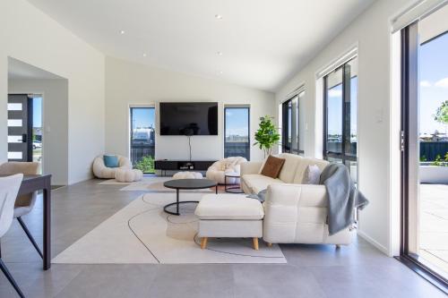 Elegant 4BR Retreat with Garage, Family friendlyにあるテレビまたはエンターテインメントセンター