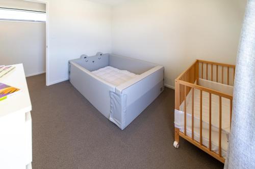 Elegant 4BR Retreat with Garage, Family friendlyにあるベッド