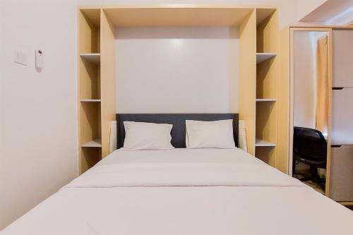 Ένα ή περισσότερα κρεβάτια σε δωμάτιο στο Cozy and Modern Studio at Serpong Garden Apartment By Travelio