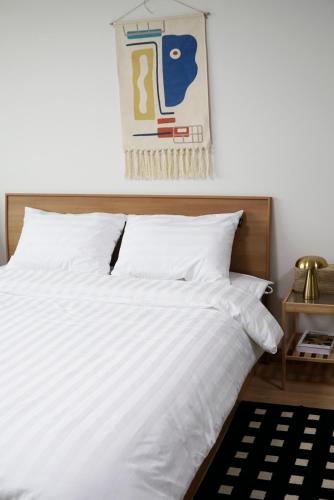 Postel nebo postele na pokoji v ubytování [STAY SUNNY] Ilsan Lake Park View Lafesta Jeongbalsan Station Kintex Cookable