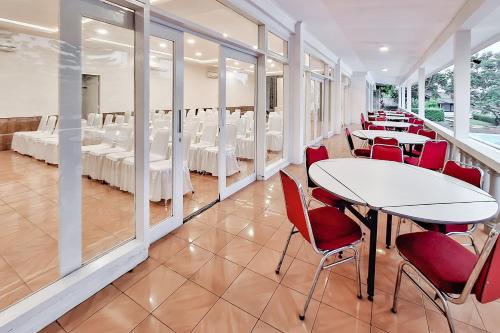 Restaurace v ubytování Urbanview Hotel Tridaya Cisarua Puncak