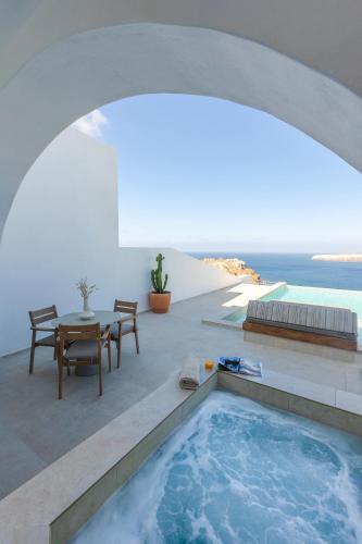 Der Swimmingpool an oder in der Nähe von Omna Caldera Suites