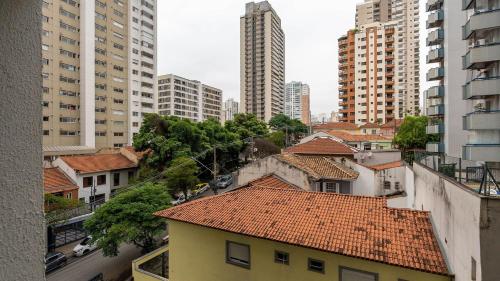 an overhead view of a city with tall buildings at By DH: Luxo e conforto em Perdizes, aos poucos minutos do Allianz parque in Sao Paulo