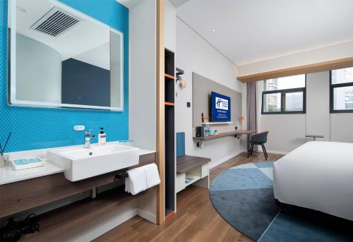 Ein Bett oder Betten in einem Zimmer der Unterkunft Holiday Inn Express Xi'an Qujiang Center by IHG