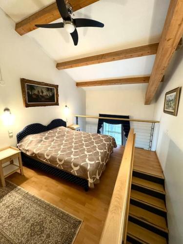 een slaapkamer met een bed en een plafondventilator bij Loft Old Town in Tallinn