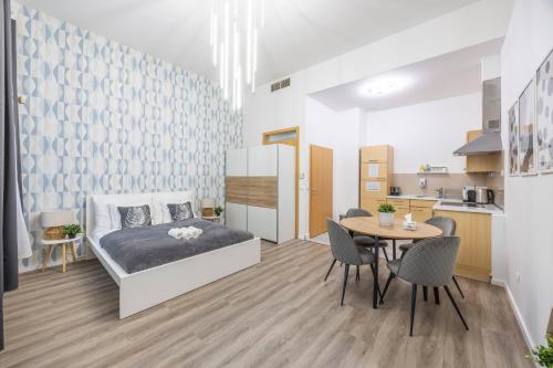 Charming City Center Suite w' 2 BEDRMS in The Gozsdu Garden 1072 Budapest, Dob utca 16 kép - 3