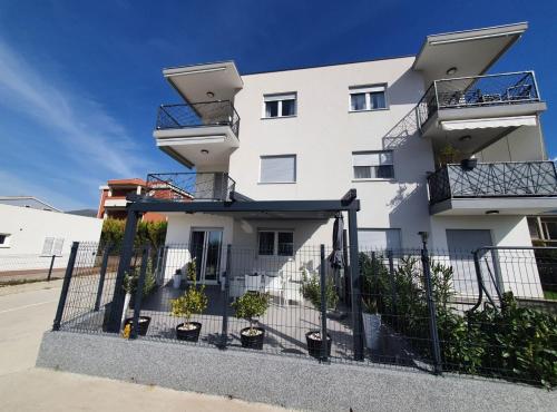 Kastel Novi Elegant and Stylish Apartment with Terrace and Patio