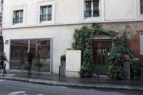 un edificio con hiedra creciendo a su lado en Hotel Hauteville Opera, en París