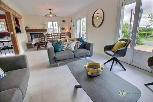 un salon avec un canapé, des chaises et une table dans l'établissement Mam goz, à Penvénan