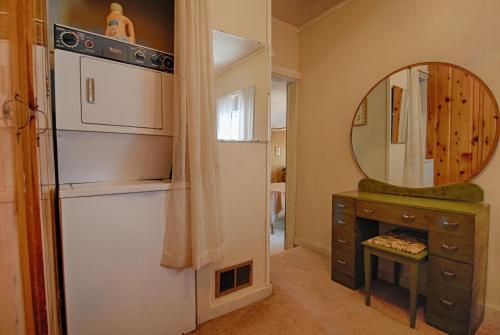 The Jack McCarthy Cabin في تاهو فيستا: حمام به مرآة وخزانة ومغسلة