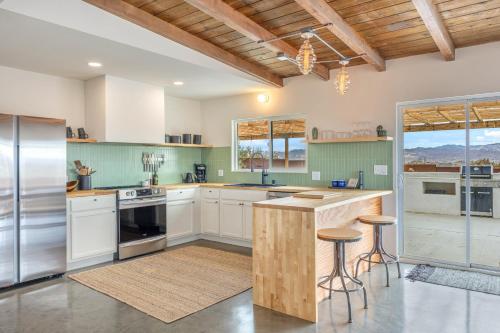 Dapur atau dapur kecil di Desert Hearts Ranch home