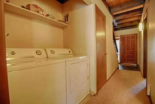 una lavadora y secadora blancas en una lavandería en The Happy Haven, en Kings Beach