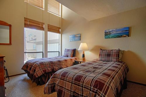 Un dormitorio con dos camas y una ventana en The Happy Haven, en Kings Beach