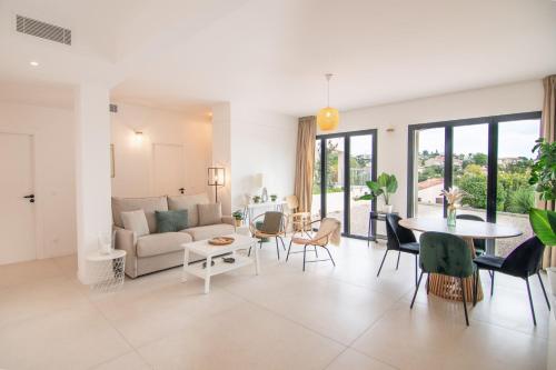 Et opholdsområde på Maisonnette with swimming pool