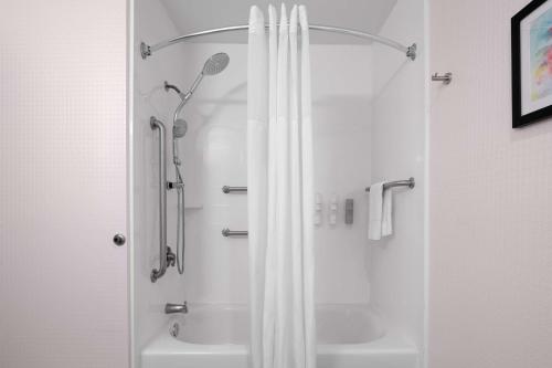 Ένα μπάνιο στο Hampton Inn Norfolk/Virginia Beach