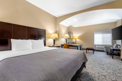 Postel nebo postele na pokoji v ubytování Quality Inn and Suites Groesbeck