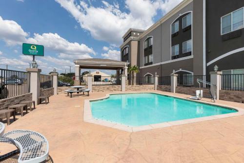 a swimming pool in front of a building at Quality Inn and Suites Groesbeck in Groesbeck